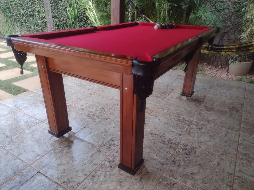Mesa de bilhar madeira com pano vermelho, bolas organizadas e caçapas, ideal para área gourmet.