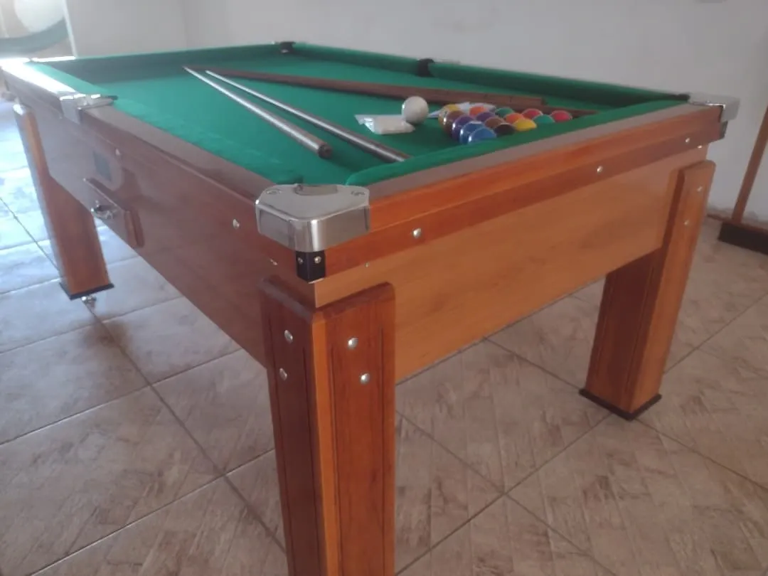 Mesa de sinuca madeira com pano verde e cantoneiras metálicas, tacos e bolas, JHP Bilhares.