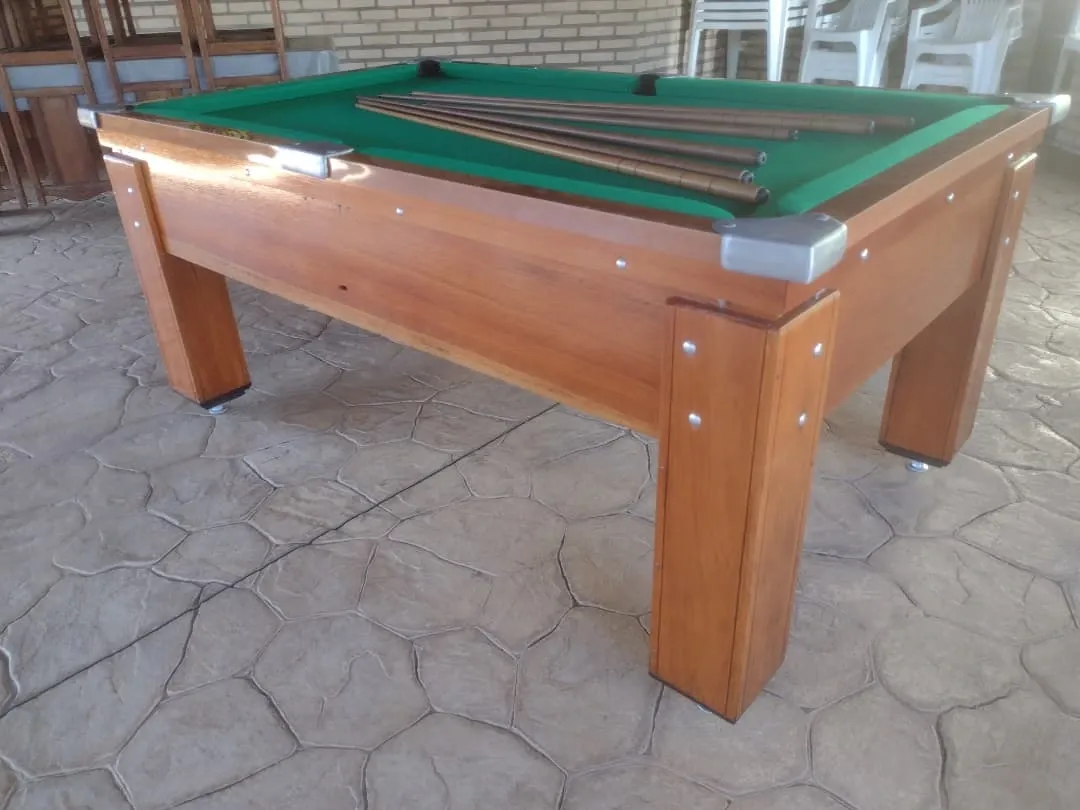 Mesa de bilhar JHP Bilhares em madeira envernizada, pano verde, gaveta frontal e tacos sobrepostos.