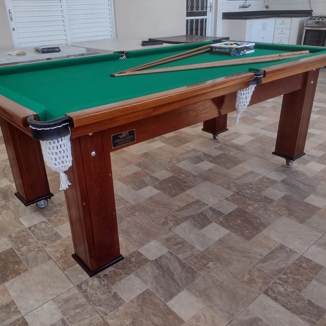 Mesa de bilhar com pano verde, tacos e conjunto de bolas, estrutura em madeira, JHP Bilhares.