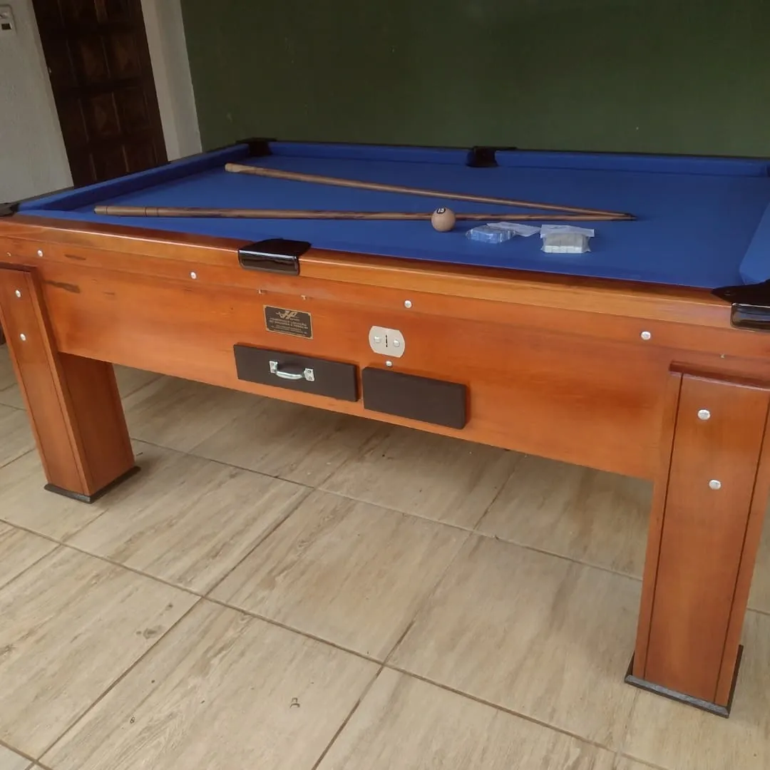 Mesa de sinuca madeira com pano azul, tacos e bola branca, acabamento profissional JHP Bilhares.