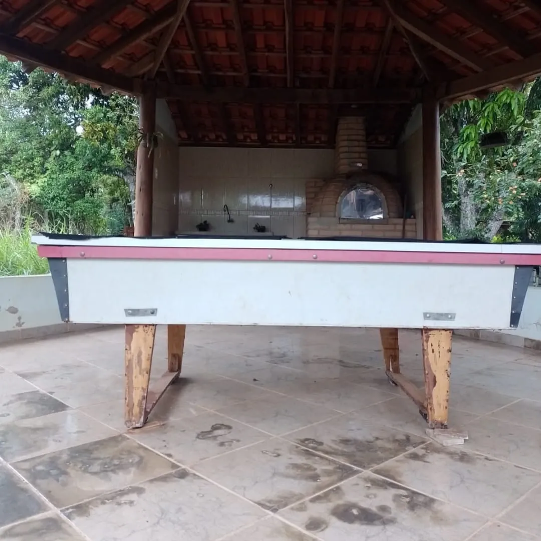 Reforma completa de mesa de snooker com antes e depois de impacto.